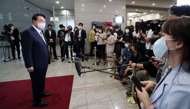 윤석열 대통령이 23일 오전 서울 용산 대통령실 청사로 출근하며 취재진의 질문에 답하고 있다. 연합뉴스