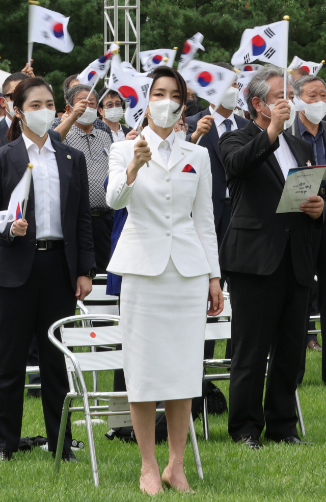 김건희 여사가 15일 서울 용산 대통령실 청사 잔디마당에서 열린 제77주년 광복절 경축식에서 광복절 노래를 제창하고 있다. 연합뉴스