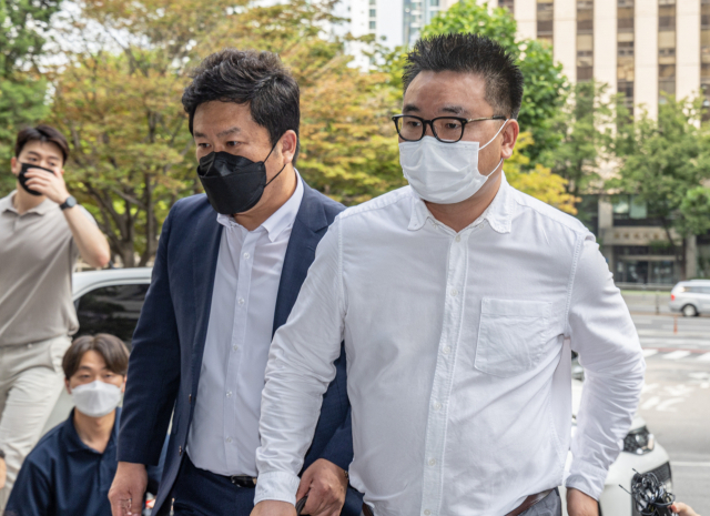 윤석열 대통령의 부인 김건희 여사와의 전화 통화를 녹음하고 방송에 제보했다가 고발당한 서울의 소리 이명수 기자(오른쪽)가 4일 오전 피고발인 신분으로 경찰 조사를 받기 위해 서울 마포구 서울경찰청 반부패·공공범죄수사대에 출두해 변호인과 청사로 들어가고 있다. 연합뉴스