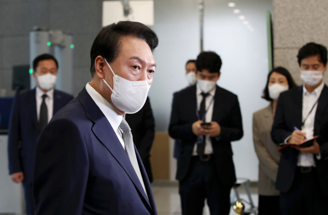 윤석열 대통령이 23일 오전 서울 용산 대통령실 청사로 출근하며 취재진의 질문에 답하고 있다. 연합뉴스