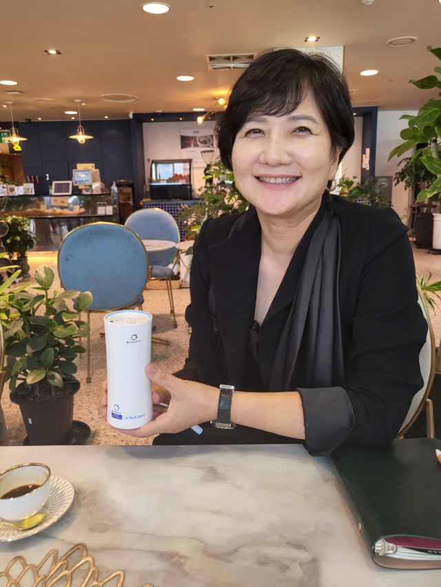 오강정혜 대표가 휴대용 바이러스 제로 제품을 설명하고 있다. 이창환 기자