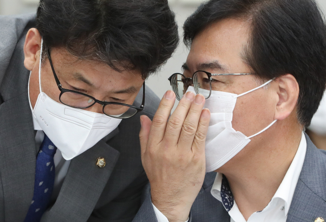 국회 운영위원회 송언석 국민의힘 간사와 진성준 더불어민주당 간사가 23일 서울 여의도 국회에서 열린 운영위원회 전체회의에서 대화를 나누고 있다. 연합뉴스