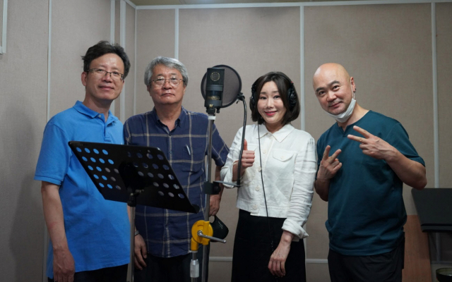 신영숙 뮤지컬 배우와 교수들이 로고송을 녹음하고 있다. 동양대 제공