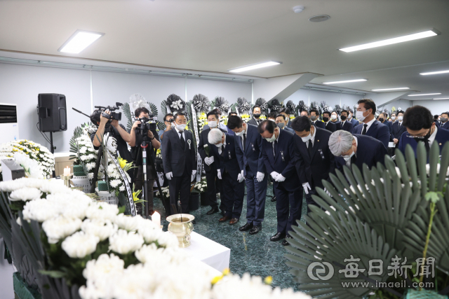 허대만 전 더불어민주당 경북도당 위원장의 영결식에 참석한 내빈들이 고인의 영전에 헌화한 후 묵념을 하고 있다. 신동우기자