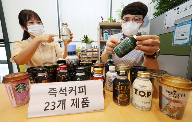 한국소비자원 관계자들이 24일 오전 세종시 정부세종청사에서 편의점, 마트 등에서 간편하게 구매할 수 있는 액상 즉석커피 23개 제품을 대상으로 조사한 결과를 설명하고 있다. 한국소비자원은 제품 유형과 종류에 따라 카페인, 당류, 포화지방 함량 차이가 커 영양성분을 확인하고 섭취량을 조절할 필요가 있는 것으로 나타났다고 밝혔다. 연합뉴스