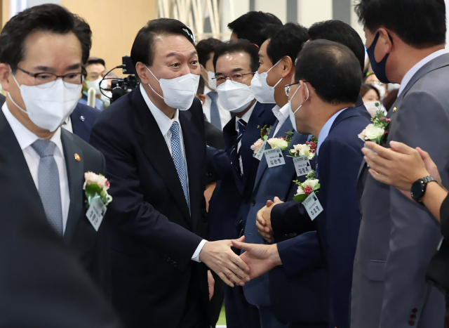 윤석열 대통령이 24일 오전 서울 서초구 aT센터에서 열린 2022 창농·귀농 고향사랑 박람회에 참석, 국민의힘 주호영 비상대책위원장과 악수하고 있다. 연합뉴스
