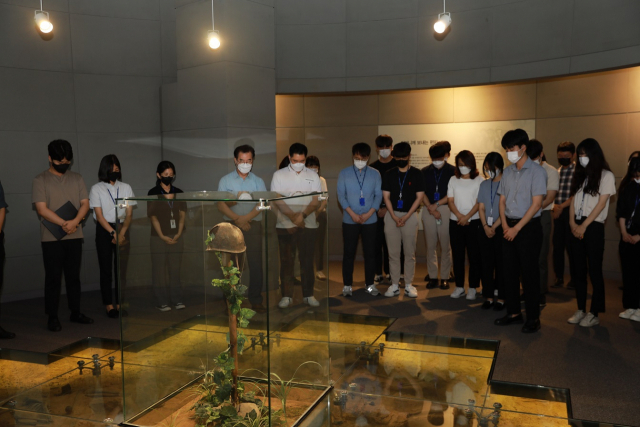 한국산업단지공단 임직원 50명이 23일 칠곡호국평화기념관을 방문하여 6·25전쟁 당시 낙동강 방어선 전투상황을 체험하고 안보교육을 진행했다. 산단공 제공