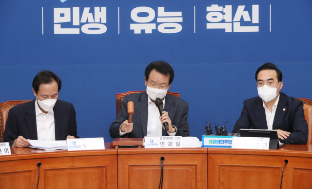 더불어민주당 변재일 중앙위원회 의장이 24일 오전 국회에서 열린 제6차 중앙위원회에서 개회를 선언하고 있다. 연합뉴스