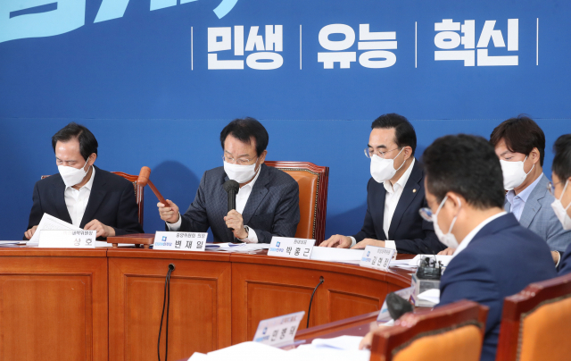 더불어민주당 변재일 중앙위원회 의장이 24일 오전 국회에서 열린 제6차 중앙위원회에서 