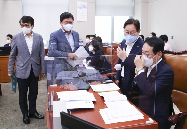 24일 국회 법사위 회의장에서 열린 제399회 임시회 법제사법위원회 전체회의에서 더불어민주당 박범계 의원 등 야당 의원들이 김도읍 법사위원장의 의사진행에 항의하고 있다. 연합뉴스