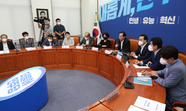 더불어민주당 우상호 비상대책위원장이 24일 오전 서울 여의도 국회에서 열린 비상대책위원회의에서 발언하고 있다. 연합뉴스