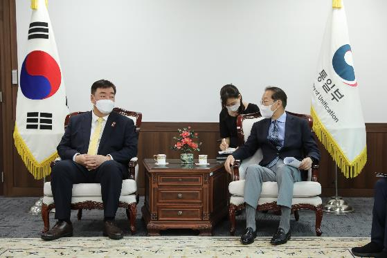 권영세 통일부 장관(오른쪽)은 24일 싱하이밍(邢海明) 주한 중국대사를 접견해 남북관계와 한반도 정세에 대해 의견을 교환했다고 통일부가 밝혔다. 연합뉴스