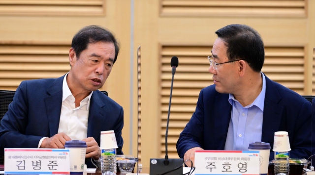 국민의 주호영 비상대책위원장과 김병준 전 대통령직인수위원회 지역균형발전특위 위원장이 24일 오전 서울 여의도 국회 의원회관에서 