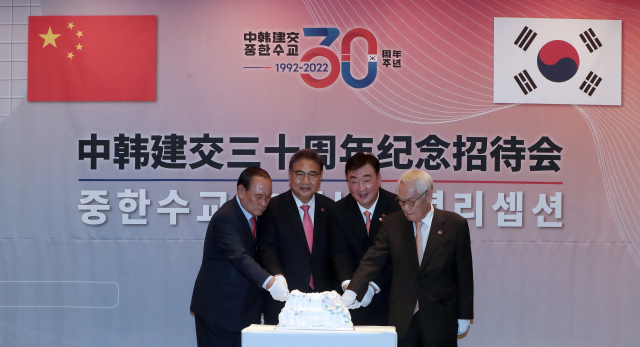 김한규 21세기 한중교류협회장(왼쪽부터), 박진 외교부 장관, 싱하이밍 주한 중국대사, 임채정 한중관계 미래발전위원회 위원장이 24일 오후 서울 종로구 포시즌스 호텔에서 열린 한· 중 수교 30주년 기념 리셉션에서 케이크 커팅식을 하고 있다. 연합뉴스