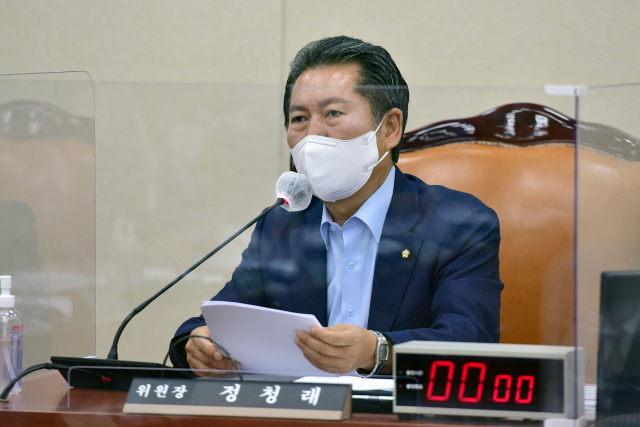 24일 서울 여의도 국회에서 열린 과학기술정보방송통신위원회 전체회의에서 정청래 위원장이 회의를 진행하고 있다. 연합뉴스