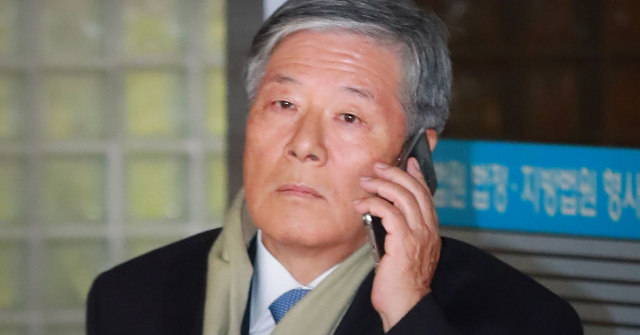 이명박 전 대통령 측에 국가정보원 자금 4억원을 제공한 혐의로 기소된 김성호 전 국정원장이 2019년 1월 31일 오후 서울 서초구 서울중앙지방법원에서 열린 1심 선고공판에서 무죄를 선고받은 뒤 법정을 나서고 있다. 연합뉴스