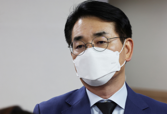 더불어민주당 박용진 당 대표 후보가 24일 오후 경기도 수원시 권선구 수원중앙병원 장례식장에 마련된 암·희귀병 투병과 생활고에도 불구하고 복지서비스의 도움을 받지 못하고 세상을 떠난 