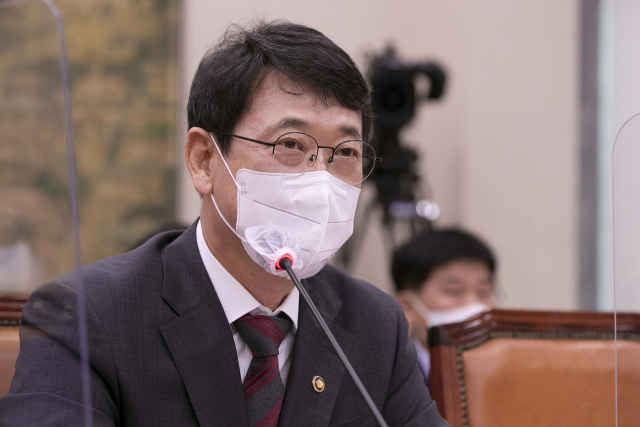 최응천 문화재청장이 25일 국회에서 열린 문화체육관광위원회 전체회의에서 최근 보그 잡지의 청와대 화보 촬영에 대한 의원 질의에 답변하고 있다. 연합뉴스