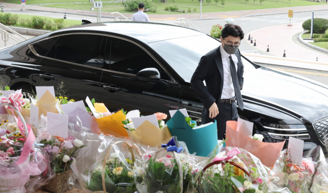 한동훈 법무부 장관이 취임 100일을 맞은 24일 오전 정부과천청사 내 법무부로 출근하며 지지자들이 보낸 축하 화환을 둘러보고 있다. 연합뉴스