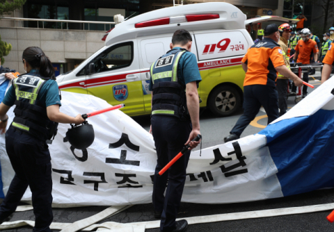 대구시 수성구 범어동 법원 부근 7층 빌딩 2층에서 방화로 추정되는 불이 나 신원을 알 수 없는 7명이 숨지고 46명이 부상을 입은 가운데 소방과 경찰이 현장을 수습하고 있다. 연합뉴스DB