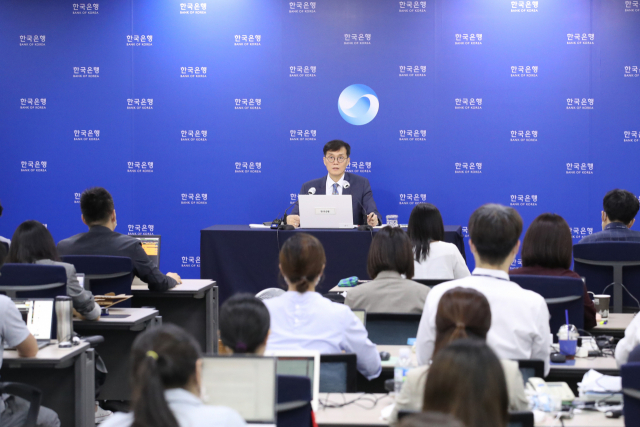 이창용 한국은행 총재가 25일 오전 서울 중구 한국은행에서 열린 통화정책방향 기자간담회에서 기준금리 인상 등을 설명하고 있다. 한은 금융통화위원회는 이날 기준금리를 연 2.25%에서 2.5%로 0.25%포인트 인상했다. 연합뉴스