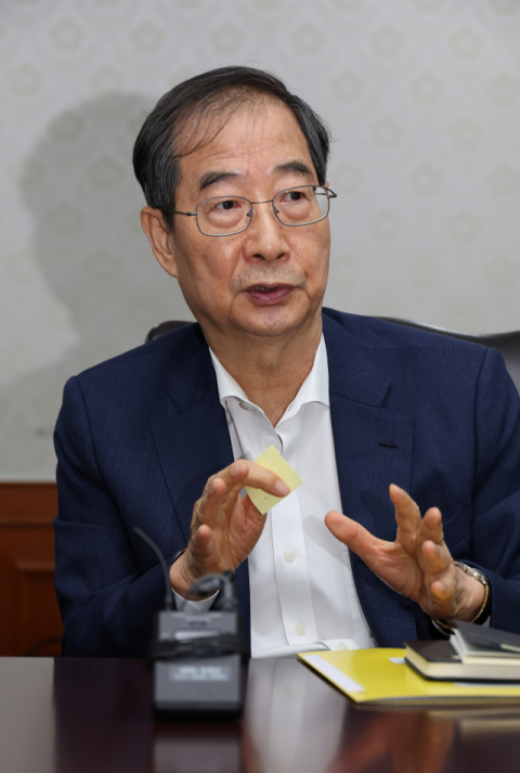 한덕수 국무총리가 25일 정부서울청사에서 출입기자들과 만나 백브리핑을 하고 있다. 연합뉴스