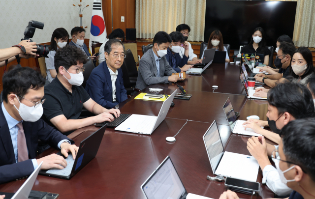 한덕수 국무총리가 25일 정부서울청사에서 출입기자들과 만나 백브리핑을 하고 있다. 연합뉴스