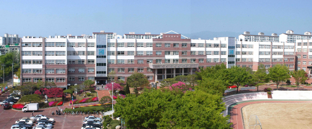 영진전문대학교 본관 전경