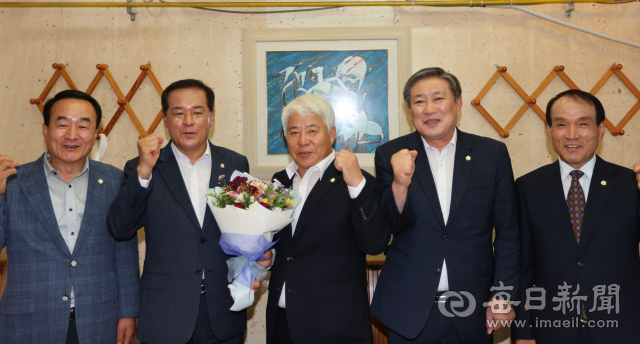 백인규 포항시의회 의장(가운데)이 25일 경북동남권시·군의회 의장협의회 전반기 회장으로 선출된 뒤 지역 시·군의회 의장단들과 함께 기념촬영을 하고 있다. 포항시의회 제공