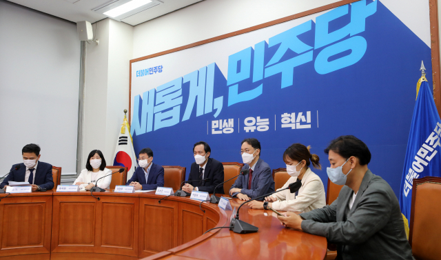 더불어민주당 우상호 비상대책위원장이 25일 오후 서울 여의도 국회 당대표 회의실에서 열린 새로고침위원회 활동 결과보고 기자회견에 참석해 있다. 연합뉴스