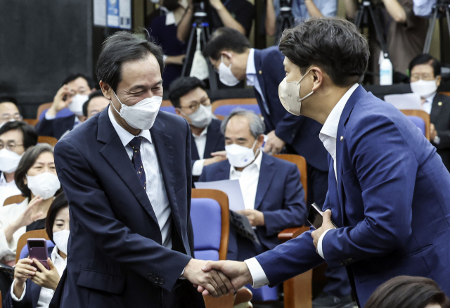 더불어민주당 우상호 비상대책위원장이 25일 서울 여의도 국회에서 열린 의원총회에 참석하며 의원들과 인사하고 있다. 연합뉴스