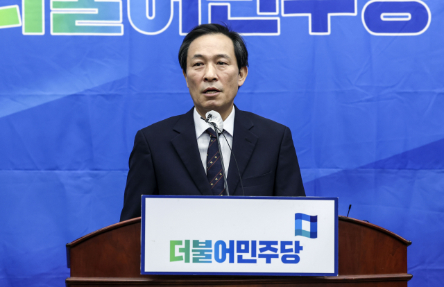 더불어민주당 우상호 비상대책위원장이 25일 서울 여의도 국회에서 열린 의원총회에서 전당대회를 앞두고 비대위 활동에 대한 소회를 밝히고 있다. 연합뉴스