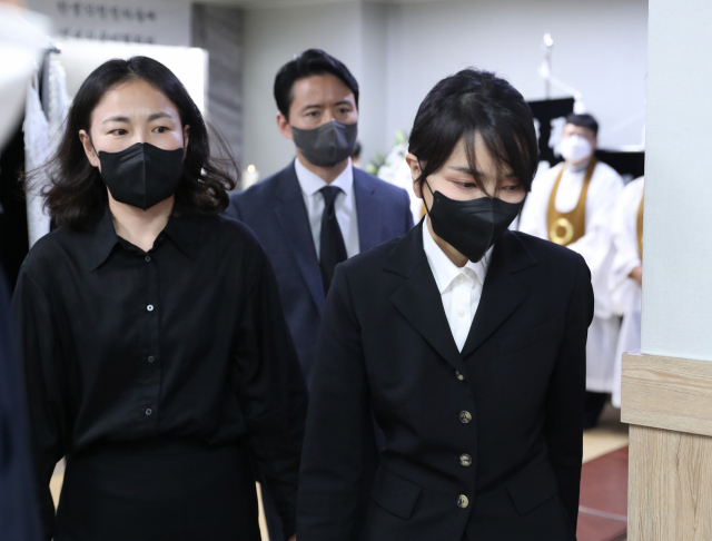 김건희 여사가 25일 오후 경기도 수원시 권선구 수원중앙병원 장례식장에 마련된 암·희귀병 투병과 생활고에도 불구하고 복지서비스의 도움을 받지 못하고 세상을 떠난 