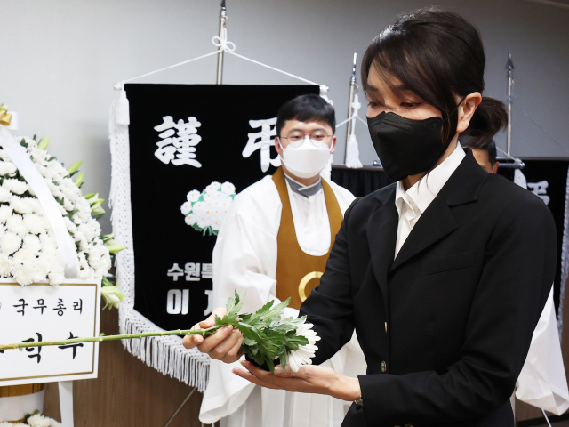 김건희 여사가 25일 오후 경기도 수원시 권선구 수원중앙병원 장례식장에 마련된 암·희귀병 투병과 생활고에도 불구하고 복지서비스의 도움을 받지 못하고 세상을 떠난 