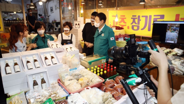 윤석열 대통령이 25일 오전 서울 강동구 암사종합시장을 방문해 라이브 커머스 방송을 참관하고 있다. 연합뉴스