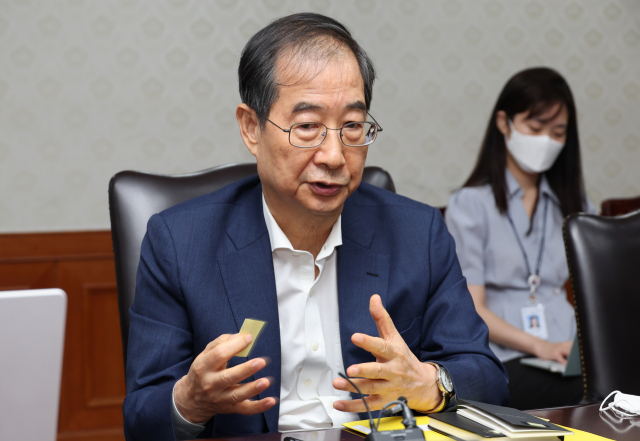 한덕수 국무총리가 25일 정부서울청사에서 출입기자들과 만나 백브리핑을 하고 있다. 연합뉴스