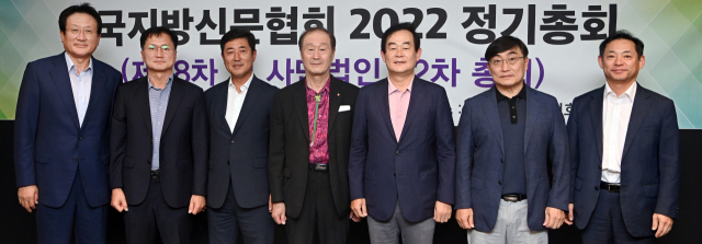 왼쪽부터 김진수 부산일보 사장, 정창룡 매일신문 사장, 김재철 대전일보 사장, 남길우 경남신문 회장, 박진오 강원일보 사장, 배상록 경인일보 사장, 서창훈 전북일보 회장. 강원일보 권태명기자