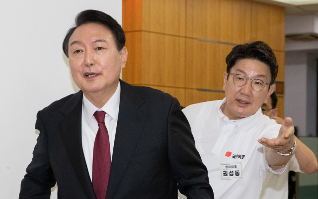 윤석열 대통령이 지난 25일 오후 충남 천안시 동남구 재능교육연수원에서 열린 2022 국민의힘 연찬회에서 권성동 원내대표의 안내를 받아 이동하고 있다. 연합뉴스