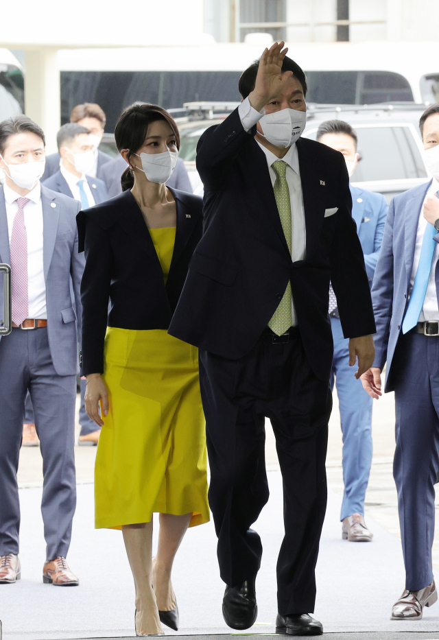 윤석열 대통령과 부인 김건희 여사가 지난 7월 28일 오전 울산시 현대중공업에서 열린 차세대 이지스 구축함 제1번함 정조대왕함 진수식에 입장하고 있다. 연합뉴스