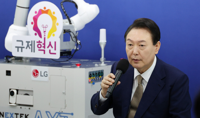 윤석열 대통령이 26일 오전 대구 달서구 아진엑스텍에서 열린 제1차 규제혁신전략회의에서 발언을 하고 있다. 연합뉴스