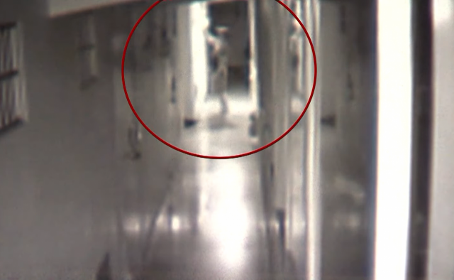 한 남성 A씨가 울산의 원룸촌 빌라에서 화장실 창문으로 샤워하는 20대 여성을 촬영했다. SBS 보도 캡처