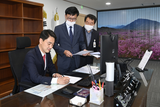 최재훈 달성군수가 취임 1호 결재인 군수실 이전 계획에 서명하고 있다. 달성군 제공