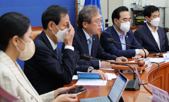 26일 국회에서 열린 더불어민주당 중앙위원회에서 송기헌 부의장이 80조 등 당헌 개정 수정안 상정과 관련해 발언하고 있다. 연합뉴스