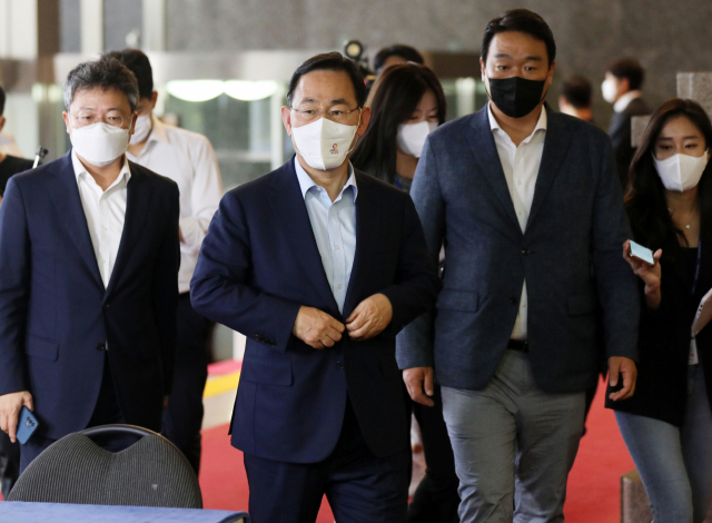 법원이 국민의힘 주호영 비상대책위원장의 직무 집행을 본안판결 확정 때까지 정지해야 한다며 이준석 전 국민의힘 대표가 국민의힘을 상대로 제기한 당 비상대책위원회 효력정지 가처분 신청을 일부 인용한 26일 오후 주호영 비상대책위원장이 국민의힘 국회의원 연찬회를 마치고 서울 여의도 국회로 들어서고 있다. 연합뉴스