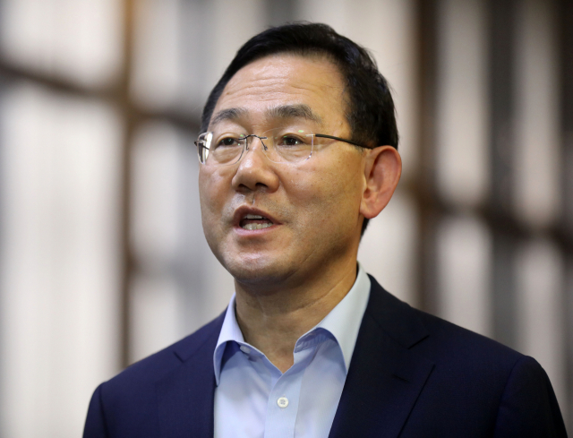 법원이 국민의힘 주호영 비상대책위원장의 직무 집행을 본안판결 확정 때까지 정지해야 한다며 이준석 전 국민의힘 대표가 국민의힘을 상대로 제기한 당 비상대책위원회 효력정지 가처분 신청을 일부 인용한 26일 오후 주호영 비상대책위원장이 국민의힘 국회의원 연찬회를 마치고 서울 여의도 국회로 들어서며 취재진의 질문에 답하고 있다. 연합뉴스