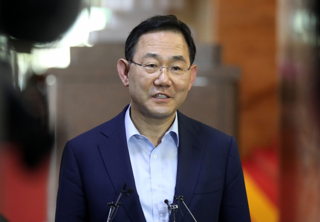 법원이 국민의힘 주호영 비상대책위원장의 직무 집행을 본안판결 확정 때까지 정지해야 한다며 이준석 전 국민의힘 대표가 국민의힘을 상대로 제기한 당 비상대책위원회 효력정지 가처분 신청을 일부 인용한 26일 오후 주호영 비상대책위원장이 국민의힘 국회의원 연찬회를 마치고 서울 여의도 국회로 들어서며 취재진의 질문에 답하고 있다. 연합뉴스