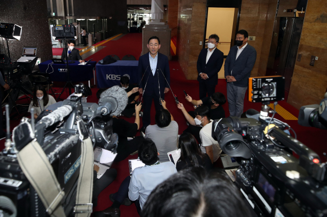 법원이 국민의힘 주호영 비상대책위원장의 직무 집행을 본안판결 확정 때까지 정지해야 한다며 이준석 전 국민의힘 대표가 국민의힘을 상대로 제기한 당 비상대책위원회 효력정지 가처분 신청을 일부 인용한 26일 오후 주호영 비상대책위원장이 국민의힘 국회의원 연찬회를 마치고 서울 여의도 국회로 들어서며 취재진의 질문에 답하고 있다. 연합뉴스