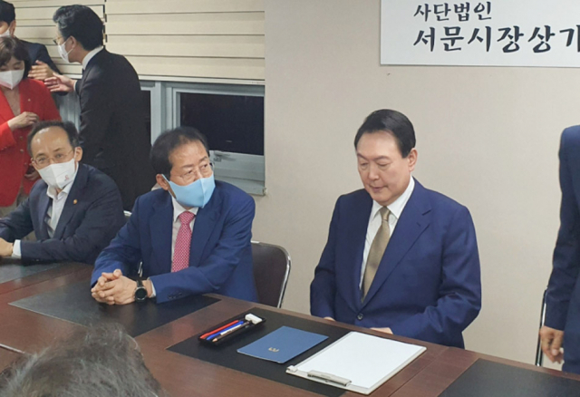 홍준표 대구시장이 26일 대구를 찾은 윤석열 대통령과 대화를 나누고 있다. 공동취재단 제공.