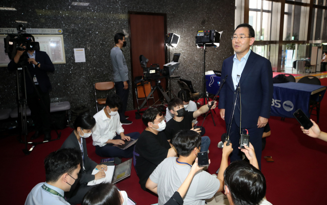 법원이 국민의힘 주호영 비상대책위원장의 직무 집행을 본안판결 확정 때까지 정지해야 한다며 이준석 전 국민의힘 대표가 국민의힘을 상대로 제기한 당 비상대책위원회 효력정지 가처분 신청을 일부 인용한 26일 오후 주호영 비상대책위원장이 국민의힘 국회의원 연찬회를 마치고 서울 여의도 국회로 들어서며 취재진의 질문에 답하고 있다. 연합뉴스