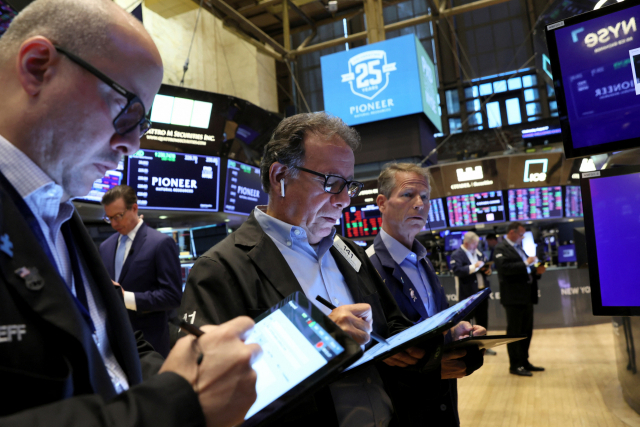 미국 뉴욕증권거래소(NYSE) 입회장에서 트레이더들이 업무를 처리하고 있다. 연합뉴스